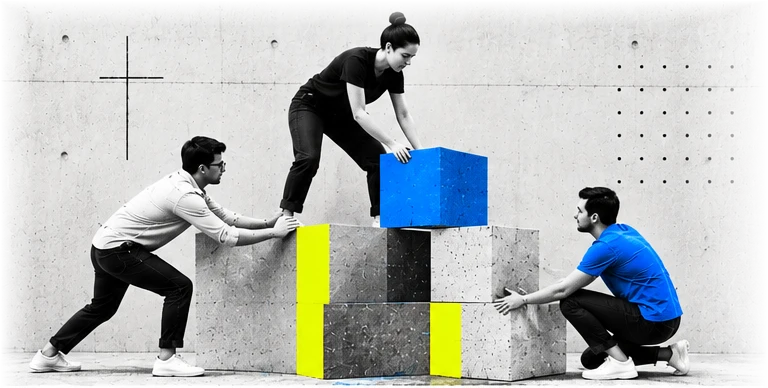 Drei Menschen bauen gemeinsam mit Betonblöcken und einem blauen Würfel an einer neuen Struktur.